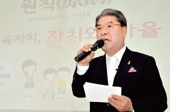 ▲ 이재정 경기도교육감이 7월 6일 취임 1주년 기자회견을 통해 대입 수능시험 폐지 및 혁신교육 강화 등 교육제도 관련 의견을 밝히고 있다