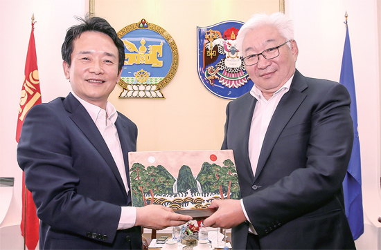 ▲ 7월 16일 한국ㆍ몽골 수교 25주년을 맞아 몽골을 방문 중인 남경필 경기지사는 올란바토르 시청에서 에르덴 바투울 울란바토르 시장을 만나 양 지역간 우호협력 협약을 체결했다.