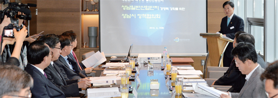 ▲ 6월 9일 ‘성남일반산업단지 경쟁력 강화를 위한 성남시 정책협의회’가 코트야드메리어트호텔에서 심기보 부시장과 새정치민주연합 김태년의원, 새누리당 전하진의원, 성남상공회의소 박용후 회장 등이 참석한 가운데 진행됐다