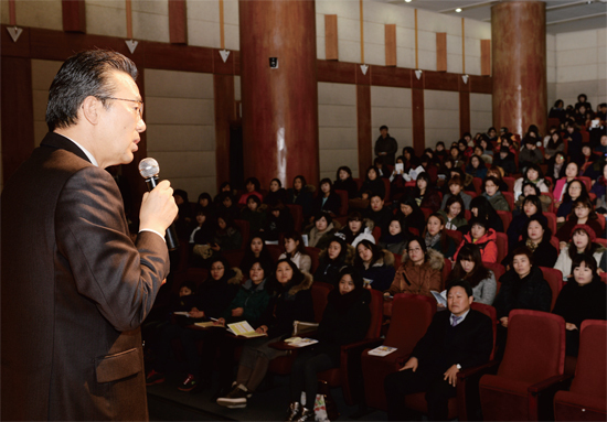 ▲ 올 초 구청 지하대강당에서 이재호 연수구청장이 지역 내 어린이집 교직원을 대상으로 아동학대예방교육을 하고 있다