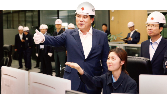 ▲ 김성회 사장이 판교지사를 방문해, 실시간 에너지 사용량 등을 점검하고 있다