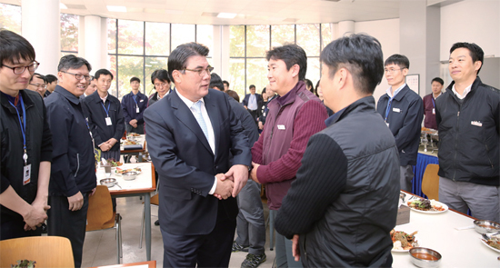 ▲ 김 사장이 서울남부지사 직원을 격려하고 있다
