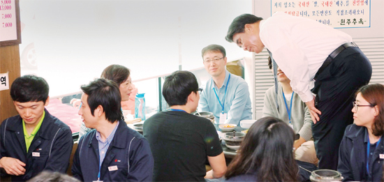 ▲ 직원들과 간담회를 가진 뒤 김성회 사장이 애로사항을 청취하고 있다