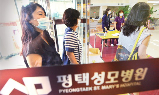 ▲ 지난 7월 6일 메르스로 발생으로 인해 자진폐쇄에 들어갔다 38일만에 재개원한 평택성모병원에서 환자와 의료진들이 분주하게 움직이고 있다