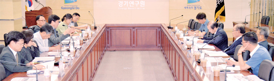▲ 학술토론회에서 참석자들이 ‘임시정부와 경기도 독립운동가의 노선’이란 주제로 토론을 벌이고 있다