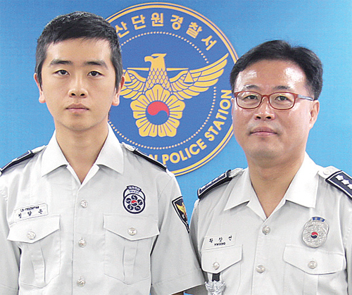 ▲ 정담온 의경(왼쪽)에게 직원들의 마음이 담긴 사랑의 성금을 전달한 황창선 서장이 함께 기념컷을 찍고 있다.