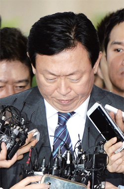 ▲ 심각한 신동빈 회장 ♣♣신동빈 롯데그룹 회장이 3일 오후 김포공항을 통해 귀국해 심각한 표정으로 기자들의 질문을 받고 있다.  연합뉴스