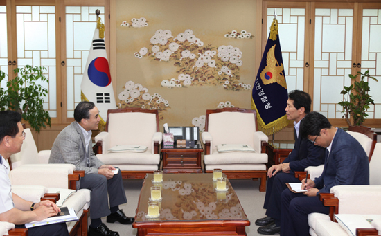 ▲ 이학영 의원(경기 군포)은 지난4일 경기지방경찰청을 방문 김종양 경기청장과 군포 금정파출소 신설에 대해 논의했다