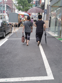 ▲ 5일 부천시 원미동의 한 인도가 전면 주차장으로 이용되고 있어 보행자들의 안전을 위협하고 있다.