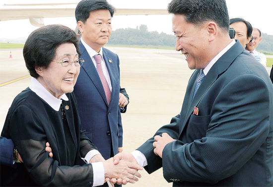 ▲ 김대중 전 대통령의 부인 이희호 여사가 5일 오전 북한 평양 순안국제공항에 도착해 맹경일 조선아시아태평양평화위원회 부위원장의 영접을 받고 있다.  연합뉴스