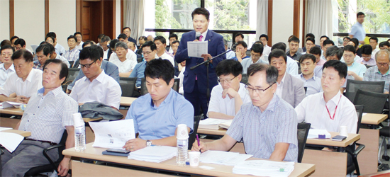 ▲ 유상록 대한전문건설협회 경기도회 건설산업정책추진위원장이 6일 중소기업중앙회에서 열린 ‘중소기업자간 경쟁제품 지정추천을 위한 공청회’에서 공사용자재 직접구매제도의 폐지를 주장하고 있다.  전건협 경기도회 제공