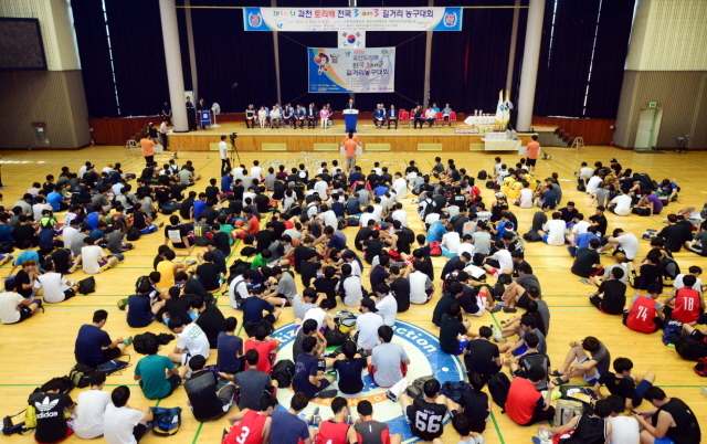 과천시와 경기일보 주최로 8일 과천시민회관체육관에서 열린 '제10회 과천토리배 전국 3on3 길거리 농구대회' 개회식에서 신계용 과천시장, 이순국 본보 사장, 강인덕 국민생활체육경기도 농구연합회 회장 등 내빈들이 시구를 하고 있다. 김시범기자