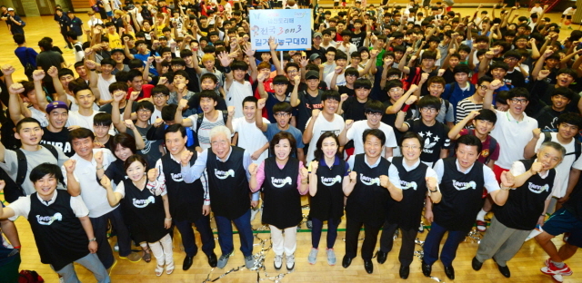 과천시와 경기일보 주최로 8일 과천시민회관체육관에서 열린 '제10회 과천토리배 전국 3on3 길거리 농구대회' 개회식에서 신계용 과천시장, 이순국 본보 사장, 강인덕 국민생활체육경기도 농구연합회 회장 등 내빈과 선수들이 파이팅을 외치고 있다. 김시범기자