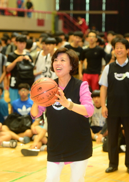 과천시와 경기일보 주최로 8일 과천시민회관체육관에서 열린 '제10회 과천토리배 전국 3on3 길거리 농구대회' 개회식에서 신계용 과천시장이 시구를 하고 있다. 김시범기자