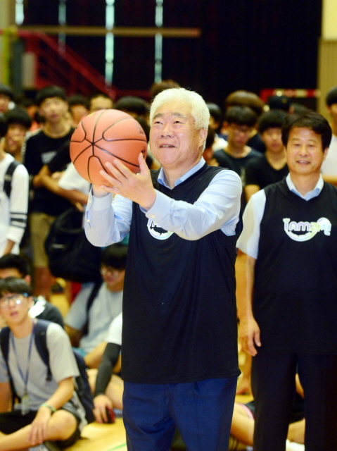 과천시와 경기일보 주최로 8일 과천시민회관체육관에서 열린 '제10회 과천토리배 전국 3on3 길거리 농구대회' 개회식에서 이순국 본보 사장이 시구를 하고 있다. 김시범기자