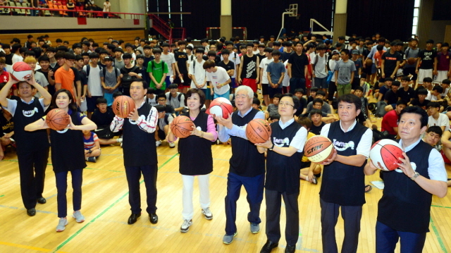 과천시와 경기일보 주최로 8일 과천시민회관체육관에서 열린 '제10회 과천토리배 전국 3on3 길거리 농구대회' 개회식에서 신계용 과천시장, 이순국 본보 사장, 강인덕 국민생활체육경기도 농구연합회 회장 등 내빈들이 시구를 하고 있다. 김시범기자