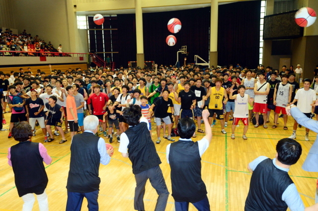 과천시와 경기일보 주최로 8일 과천시민회관체육관에서 열린 '제10회 과천토리배 전국 3on3 길거리 농구대회' 개회식에서 내빈들이 농구공을 선물하고 있다. 김시범기자
