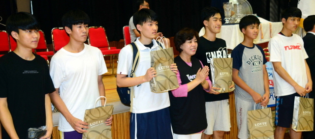 과천시와 경기일보 주최로 8일 과천시민회관체육관에서 열린 '제10회 과천토리배 전국 3on3 길거리 농구대회' 개회식에서 신계용 과천시장이 경품을 전달하고 있다. 김시범기자