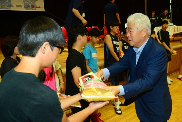과천시와 경기일보 주최로 8일 과천시민회관체육관에서 열린 '제10회 과천토리배 전국 3on3 길거리 농구대회' 개회식에서 이순국 본보 사장이 경품을 전달하고 있다. 김시범기자