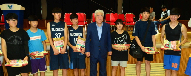 과천시와 경기일보 주최로 8일 과천시민회관체육관에서 열린 '제10회 과천토리배 전국 3on3 길거리 농구대회' 개회식에서 이순국 본보 사장이 경품을 전달하고 있다. 김시범기자