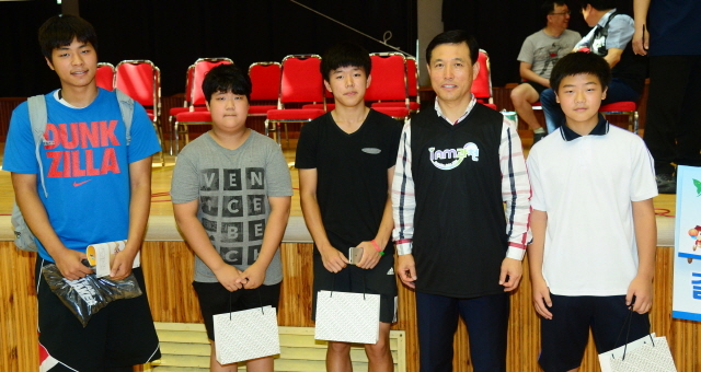 과천시와 경기일보 주최로 8일 과천시민회관체육관에서 열린 '제10회 과천토리배 전국 3on3 길거리 농구대회' 개회식에서 내빈들이 경품을 전달하고 있다. 김시범기자
