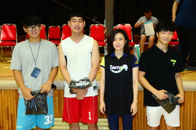 과천시와 경기일보 주최로 8일 과천시민회관체육관에서 열린 '제10회 과천토리배 전국 3on3 길거리 농구대회' 개회식에서 내빈들이 경품을 전달하고 있다. 김시범기자