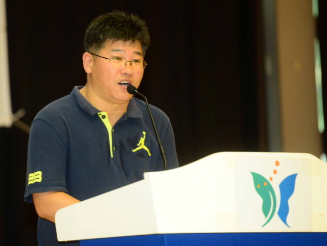 과천시와 경기일보 주최로 8일 과천시민회관체육관에서 열린 '제10회 과천토리배 전국 3on3 길거리 농구대회' 개회식에서 개회선언을 하고 있다. 김시범기자