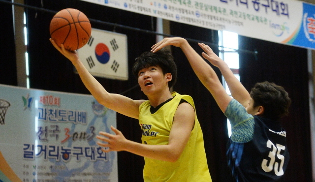 ▲ 과천시와 경기일보 주최로 열린 ‘제10회 과천 토리배 전국 3on3 길거리 농구대회’ 고등부 안산용들과 케테우스A의 결승경기. 선수들이 치열한 볼다툼을 펼치고 있다. 오승현기자