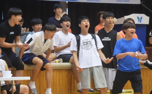 9일 과천시민회관체육관에서 과천시와 경기일보 주최로 열린 ‘제10회 과천 토리배 전국 3on3 길거리 농구대회’에서 관중들이 환호하고 있다. 오승현기자