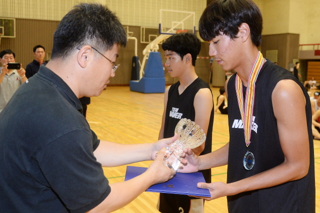과천시와 경기일보 주최로 ‘제10회 과천 토리배 전국 3on3 길거리 농구대회’가 9일 과천시민회관체육관에서 열려 김영선 과천시농구연합회장이 고등부 수상팀에 트로피와 메달 등을 시상하고 있다. 오승현기자