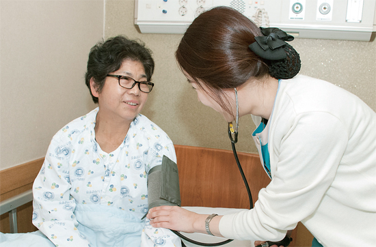 ▲ 수원 윌스기념병원 보호자 없는 병동에서 전문 간호사가 환자를 돌보고 있다.