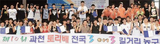 ▲ 과천시와 경기일보 주최로 ‘제10회 과천 토리배 전국 3on3 길거리 농구대회’가 9일 과천시민회관체육관에서 열려 강선규 과천시생활체육회장, 김영선 과천시농구연합회장을 비롯한 입상팀들이 ‘파이팅’을 외치고 있다.  오승현기자