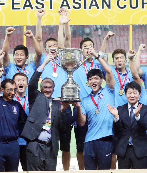 ▲ 9일 중국 후베이성 우한 스포츠센터에서 열린 동아시안컵 축구대회에서 우승한 한국 의 슈틸리케 감독과 주장 김영권이 시상식에서 트로피를 들어 올리고 있다.연합뉴스