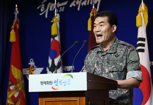 ▲ 구홍모 합동참모본부 작전부장이 10일 서울 용산 국방부에서 북한이 비무장지대(DMZ)에 살상용 목함지뢰를 매설한 행위와 관련한 대북성명을 발표하고 있다. 군 당국은 성명을 통해 강력한 보복응징 의지를 천명하면서 북한에 대해 사과와 책임자 처벌을 촉구했다. 연합뉴스