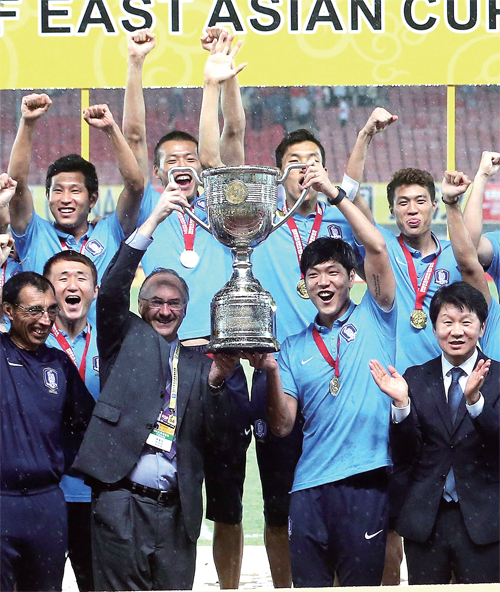 ▲ 9일 중국 후베이성 우한 스포츠센터에서 열린 동아시안컵 축구대회에서 우승한 한국 의 슈틸리케 감독과 주장 김영권이 시상식에서 트로피를 들어 올리고 있다. 연합뉴스