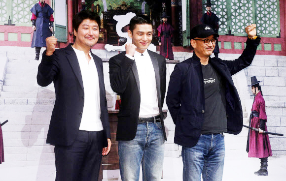 ▲ 배우 유아인(왼쪽부터), 송강호, 이준익 감독이 11일 오전 서울 강남구 신사동 CGV 압구정에서 열린 영화 '사도' 제작보고회에서 파이팅을 외치고 있다. 연합뉴스