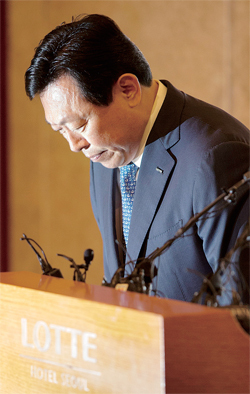 ▲ 롯데그룹 신동빈 회장이 11일 오전 서울 중구 롯데호텔에서 최근 불거진 경영권 분쟁과 관련해 대국민 사과를 하고 있다. 연합뉴스