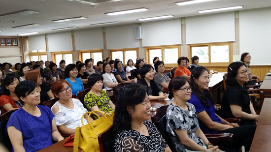 ▲ 가평교육지원청(교육장 황중원)은 12일, 물회의실에서 관내 초, 중, 고 학교급식 담당자 약 100여명이 참석한 가운데 위생안전 및 친절교육을 가졌다.