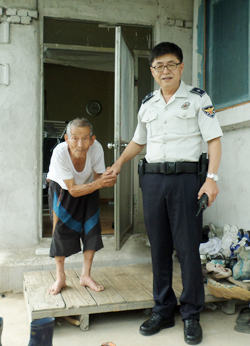 ▲ 이천경찰서 대월파출소 하맹수 경위가 할아버지와 파출소간 비상연락체계를 구축하기 위해 방문하고 있다.사진제공=이천경찰서