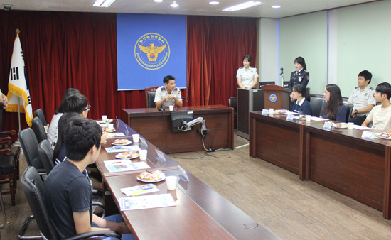▲ 부천원미경찰서(서장 경무관 정승용)는 원미구 관내 중흥중 학생회장 등 18개 중학교의 회장단들과 학교전담경찰관들이 함께하는 학교폭력 예방을 위한 소통의 장을 마련했다고 12일 밝혔다.