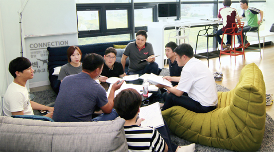 ▲ 교촌에프앤비㈜의 컬레보 그룹에 참여한직원들이 오산시에 위치한 본사내 크리에이티브 컬레보 랩에서 회사발전을 위해 다양한 의견을주고받고 있다.교촌에프엔비㈜ 제공