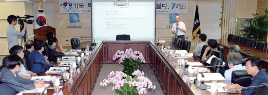 ▲ 경기연구원과 경기일보 주최로 11일 경기연구원 대회의실에서 열린 ‘광복 70주년 기념 경기도 학술토론회’에서 허성관 전 광주과학기술원 총장이 ‘경기도 독립운동가 만주 사적지 탐방’과 관련 주제발표를 하고 있다. 전형민기자