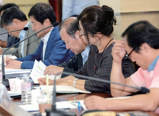 ▲ ’광복 70주년 기념 경기도 학술토론회’ 참석자들이 ‘경기도 독립운동가, 오늘의 길을 열다’란 주제로 토론을 벌이고 있다. 전형민기자