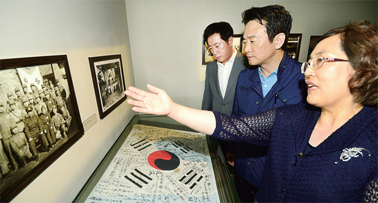 ▲ 12일 경기도박물관에서 열리고 있는 ‘광복 70주년 특별전, 어느 독립운동가 이야기’ 전시회장을 찾은 남경필 경기지사와 정찬민 용인시장이 독립운동가 후손 박천민씨의 설명을 듣고 있다.  김시범기자