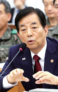 ▲ 한민구 국방부 장관이 12일 국회에서 열린 국방위원회에서 의원의 질의에 답변하고 있다. 연합뉴스