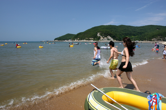 ▲ 맷돌로 갈아놓은듯 부드럽고 고운 서포리 해변.