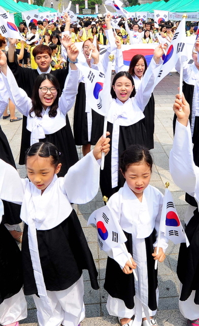 15일 오전 제70주년 광복절을 맞아 인천국학원 회원들을 비롯한 학생들과 시민들이 인천종합버스터미널 사거리에서 태극기를 흔들며 거리 행진을 하고 있다. 장용준기자