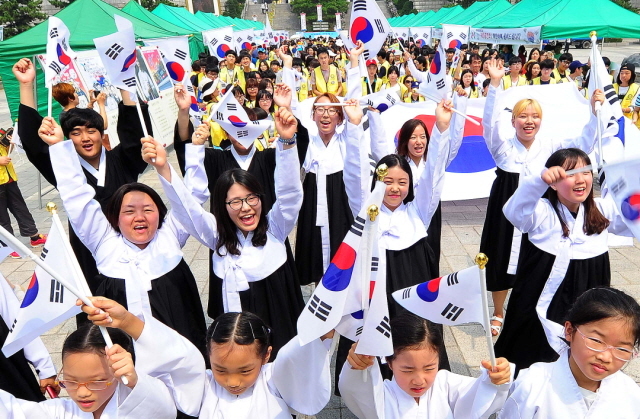 ▲ 15일 오전 제70주년 광복절을 맞아 인천국학원 회원들을 비롯한 학생들과 시민들이 인천종합버스터미널 사거리에서 태극기를 흔들며 거리 행진을 하고 있다. 장용준기자