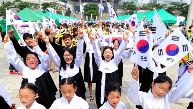 15일 오전 제70주년 광복절을 맞아 인천국학원 회원들을 비롯한 학생들과 시민들이 인천종합버스터미널 사거리에서 태극기를 흔들며 거리 행진을 하고 있다. 장용준기자