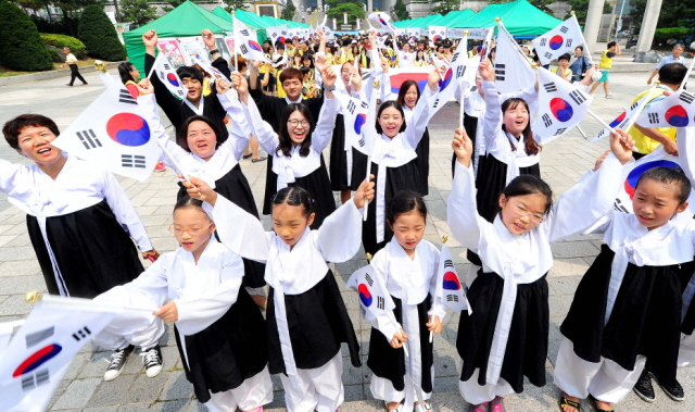15일 오전 제70주년 광복절을 맞아 인천국학원 회원들을 비롯한 학생들과 시민들이 인천종합버스터미널 사거리에서 태극기를 흔들며 거리 행진을 하고 있다. 장용준기자